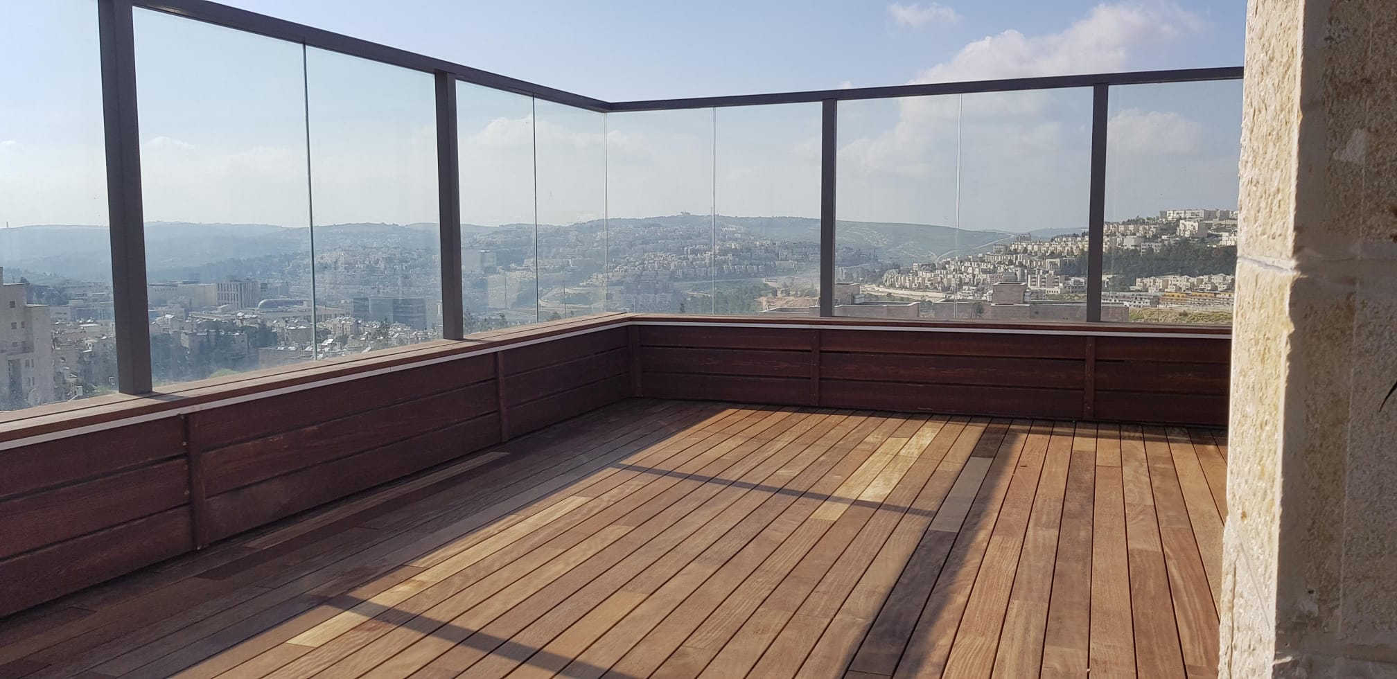 דק מעץ סקופיה בפנטהאוז בירושלים